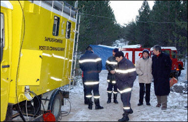 Des pompiers s’affairent autour de l’entrée du gouffre l’«&nbsp;aven de la Cheminée&nbsp;» sur la commune des Vignes, mardi - 47.9&nbsp;ko
