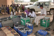Deux géophysiciens de l’IRD et un géologue burkinabé réalisent un sondage par la technique géophysique RMP - 9.7&nbsp;ko